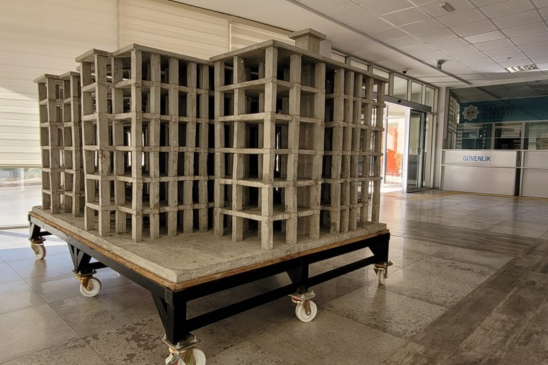 İnşaat Mühendisliği Bitirme Öğrencilerinin Maket Çalışması Fakülte Girişinde Sergileniyor İnşaat Mühendisliği Bitirme Öğrencilerinin Maket Çalışması Fakülte Girişinde Sergileniyor